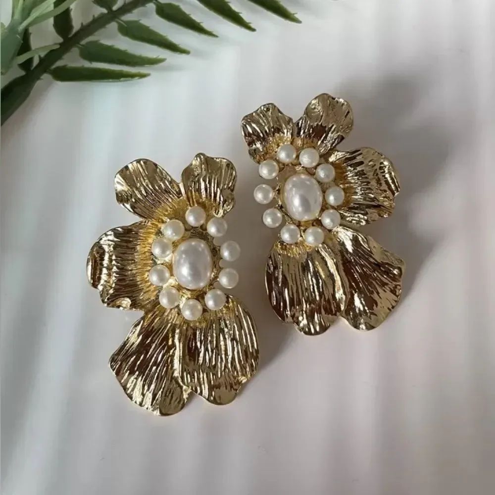 Elegant Gold Floral Pearl Earrings A998